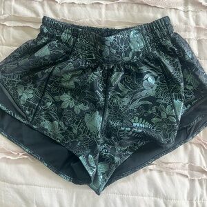 Lululemon Hotty Hot Low-Rise Lined Short 2.5”, Size 2